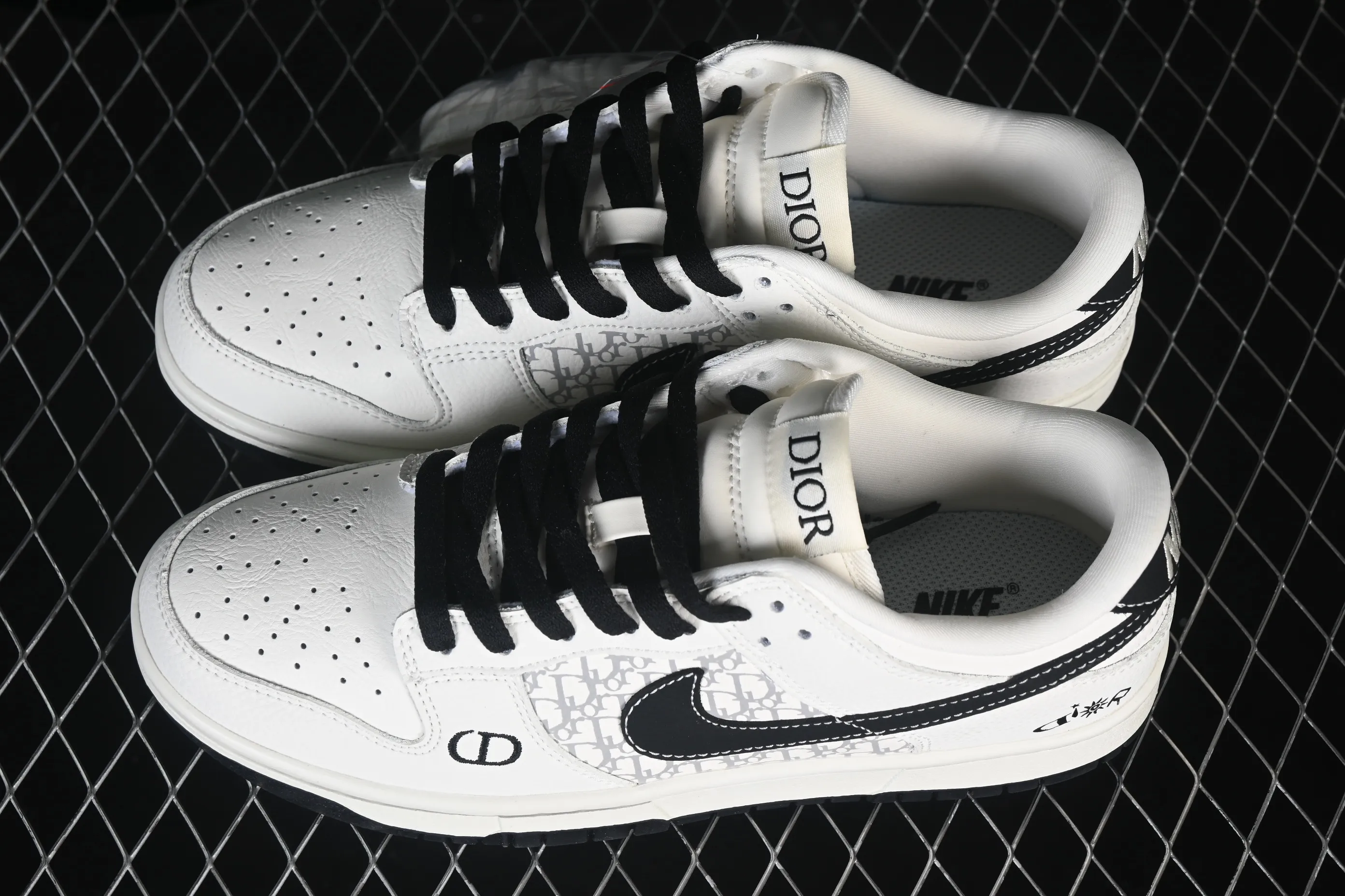 All categories Nk SB Dunk Series Nk SB Dunk Low High-end customized low-top sneakers Nike SB Dunk Low Dior co-branded white and black High-end customized low-top casual sneakers YF9511-924